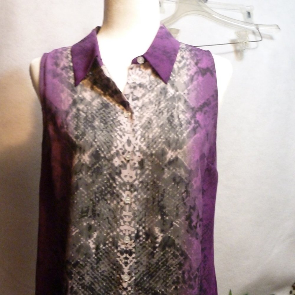 Sleeveless Blouse with collar and button closure